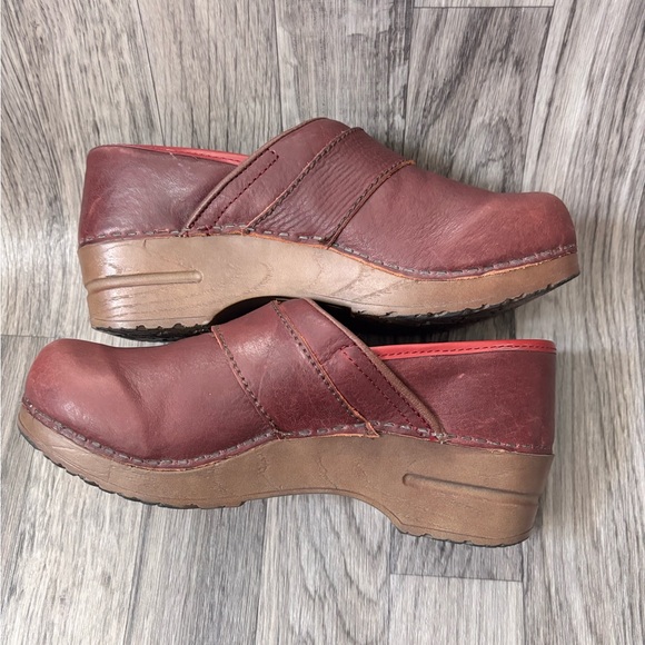 Sanita Closed Back Clogs Size 37
Burgundy Red Leather US 6
Comfort Slip On - Picture 11 of 14